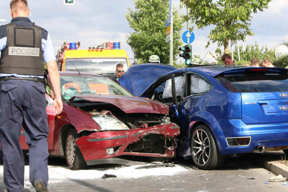 Auf der Flucht vor der Polizei krachte der Mann in den blauen Ford.