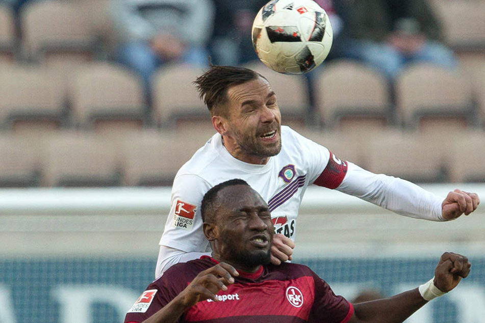 Christian Tiffert überspringt Lautern Zoua.