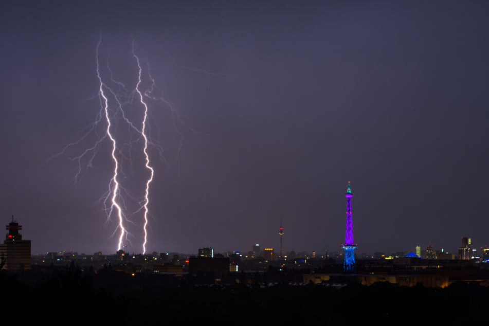 Zwei Blitze am Himmel von Berlin, im Vordergrund steht der Funkturm "Langer Lulatsch" am Messegelände.
