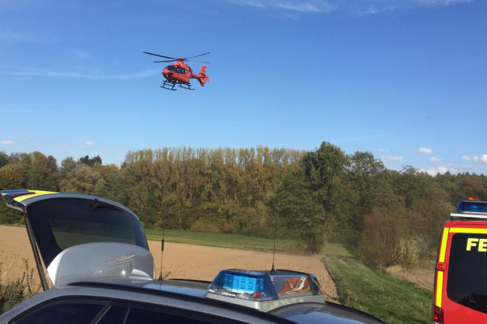 Ein Rettungshubschrauber landete an der Unfallstelle.