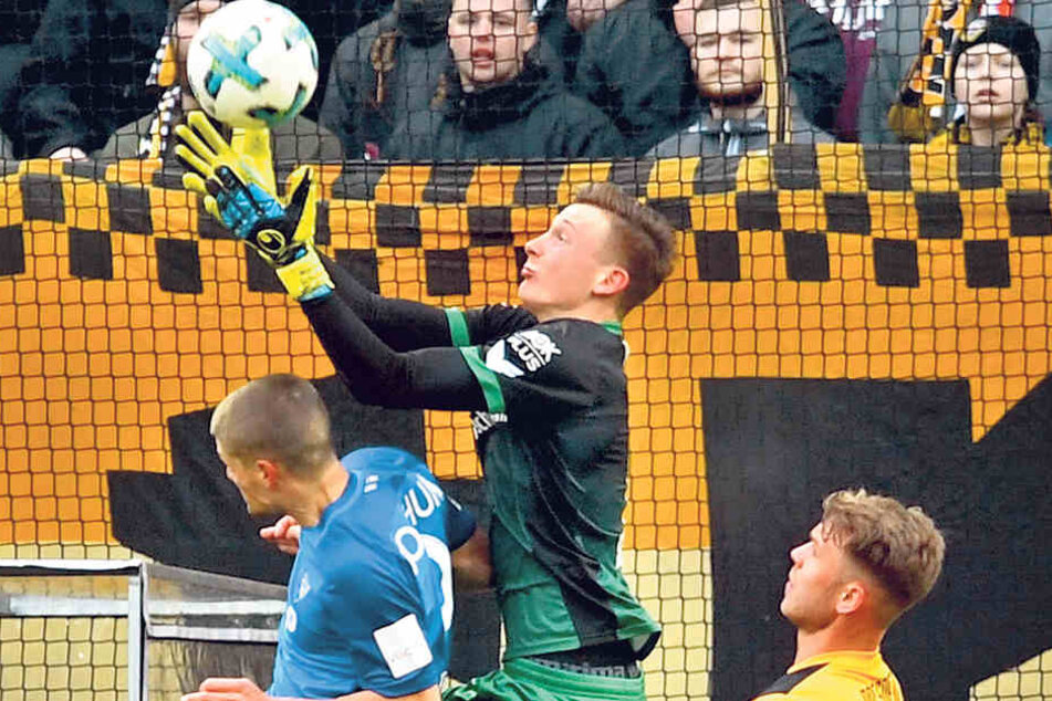 Dynamo-Schlussmann Markus Schubert (M.) angelt sich den Ball, keine Chance für den Bochumer Johannes Wurz, an die Kugel zu kommen. Marcel Franke beobachtet die Szene.