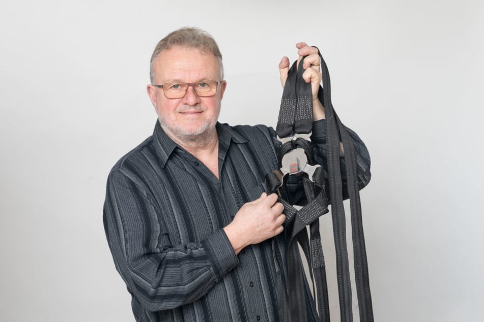 Ex-Rennfahrer Jürgen Meißner (66) in seinem Arbeitszimmer. Er hält die
Erinnerung an den Ost-Rennsport hoch.