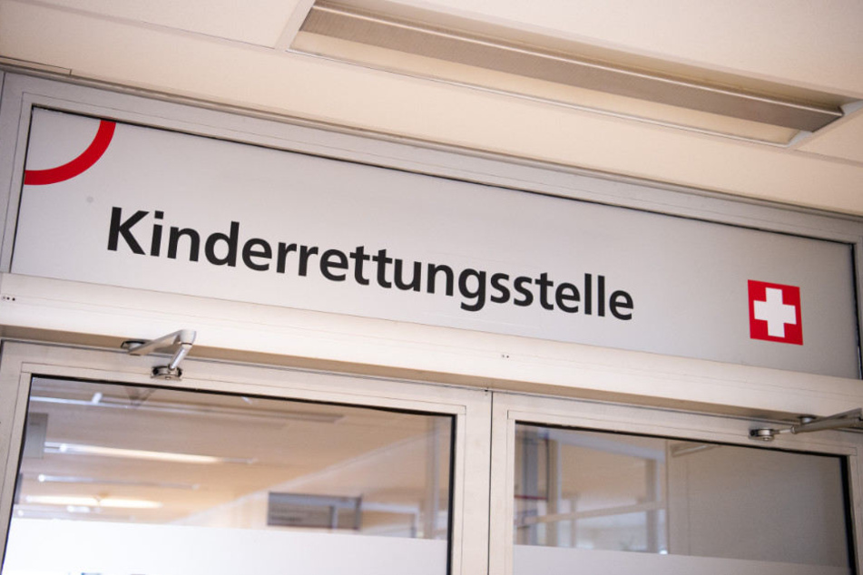 Über einer Tür in der Kinderschutzambulanz Neukölln ist ein Schild mit der Aufschrift "Kinderrettunsstelle" zu sehen.