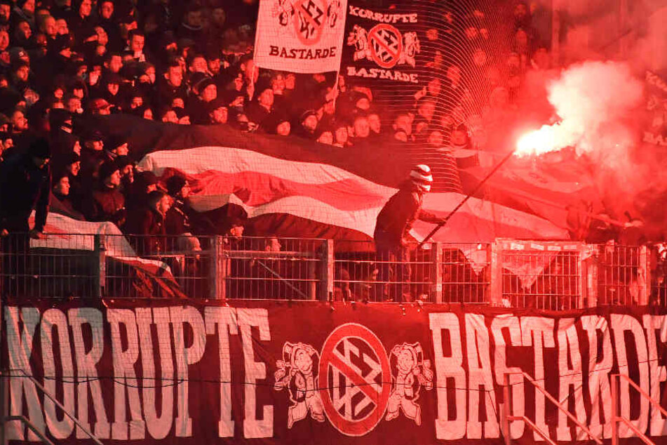 Auch verboten Bengalos wurden am Montagabend im Frankfurter Fan-Block gezündet.