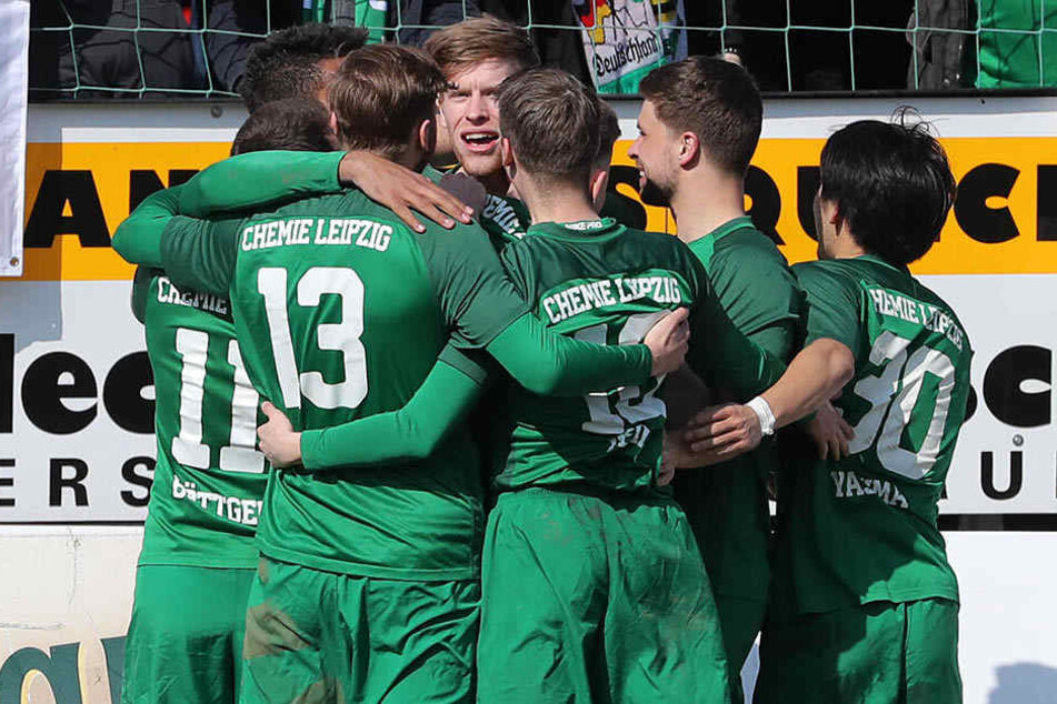 Die Chemie-Spieler feiern den Torschützen Alexander Bury.