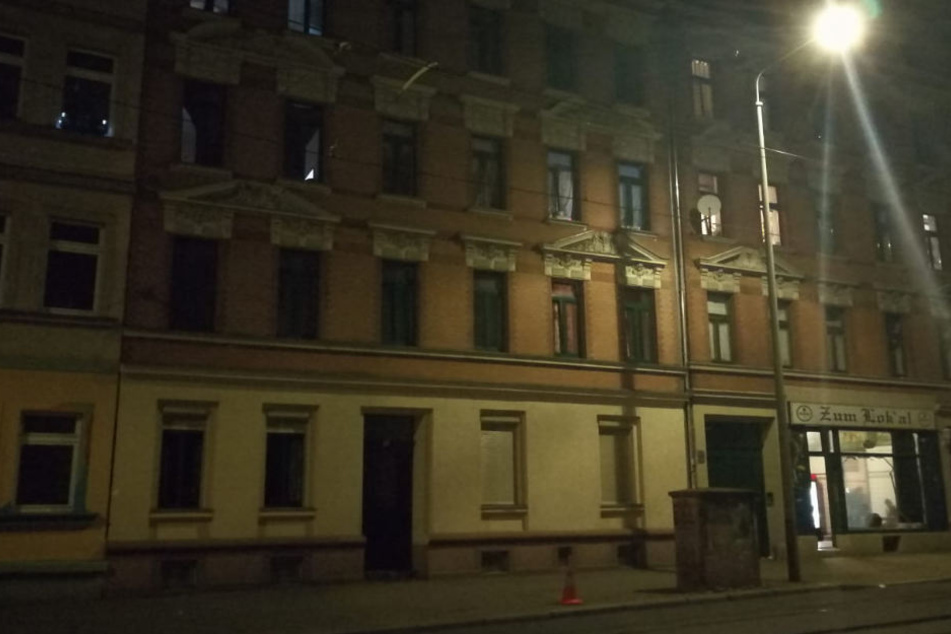 Gegen 21 Uhr soll ein 50 Jahre alter Mann versucht haben, das Treppenhaus in der Torgauer Straße 31 anzuzünden.