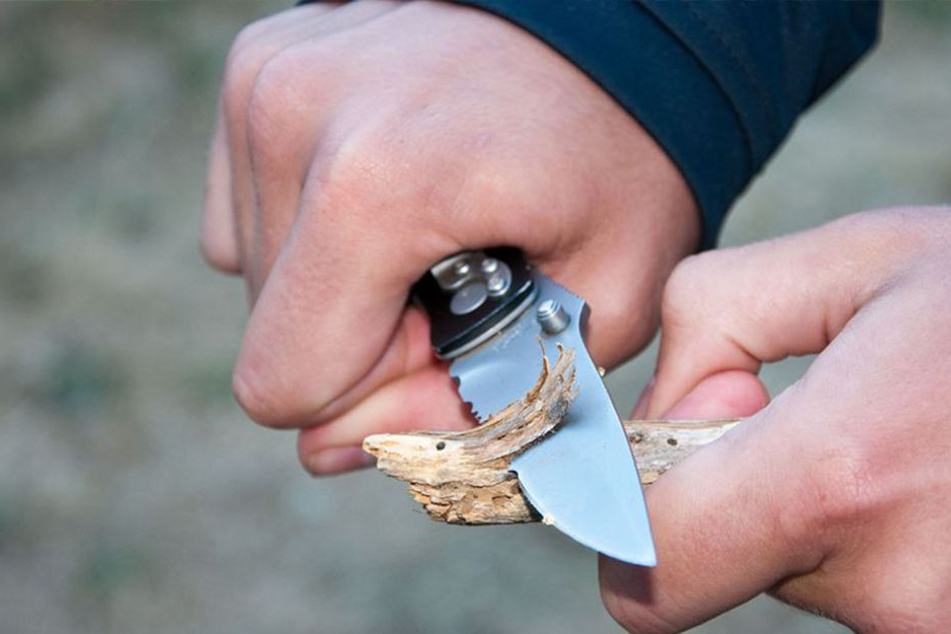 Der 19-Jährige wurde durch einen Stich in den Rücken schwer verletzt. (Symbolbild)