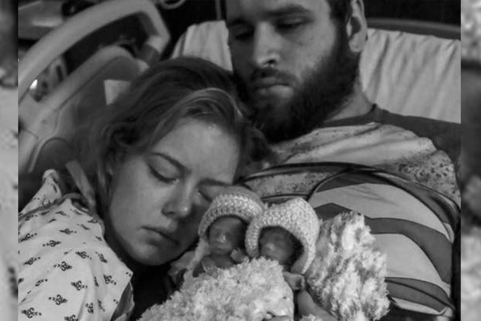 Desiree und Tom halten ihre Babys kurz nach der Geburt im Arm.