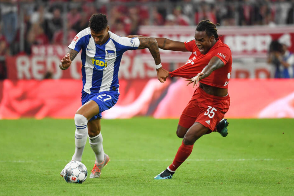Münchens Renato Sanches (r) und Herthas Davie Selke kämpfen um den Ball.