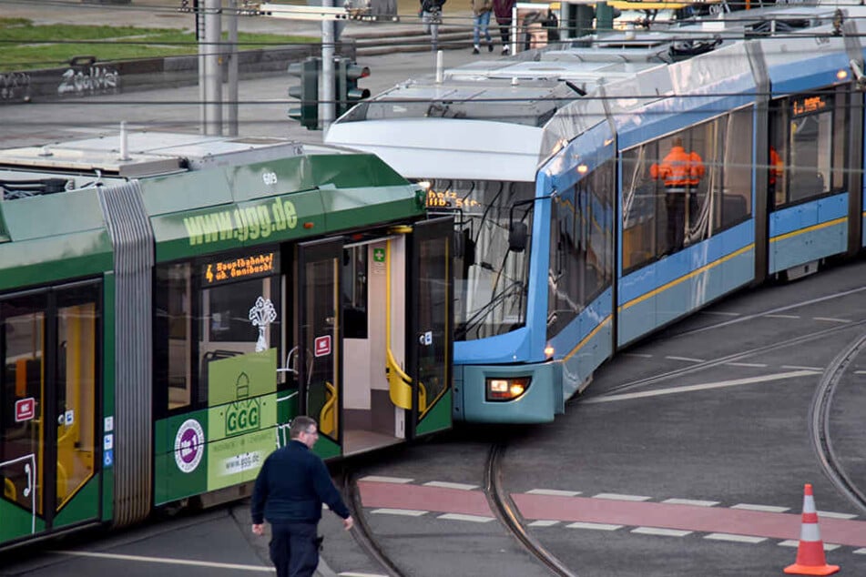 Zwei Straßenbahnen stießen mitten in Chemnitz zusammen.