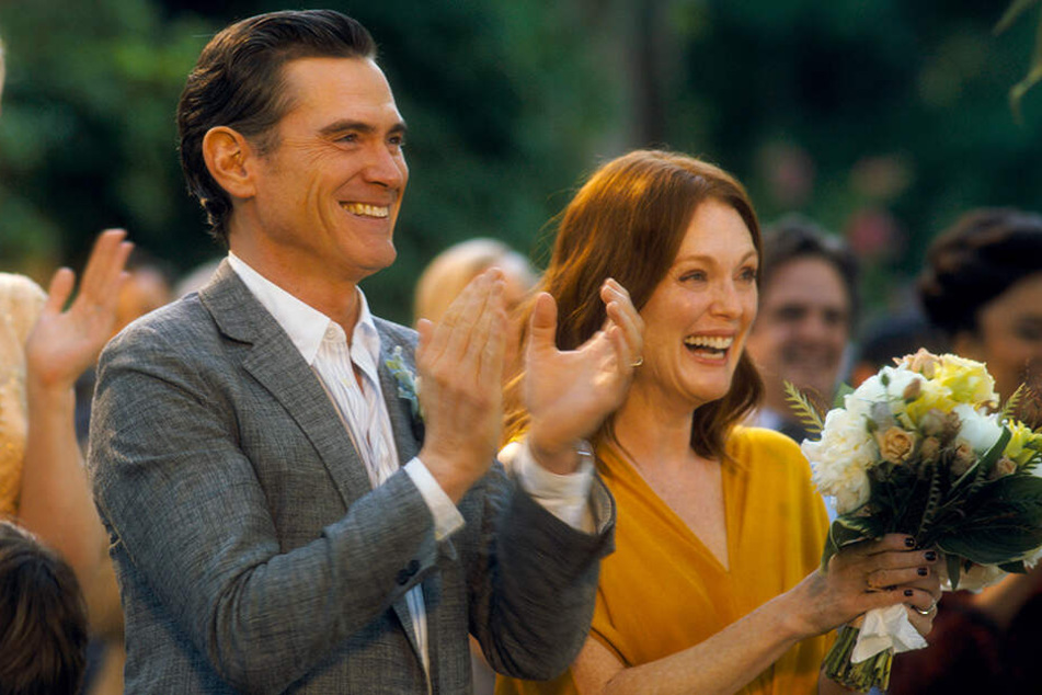Die Freude wird den Brauteltern Oscar (l., Billy Crudup) und Theresa (Julianne Moore) bald vergehen.