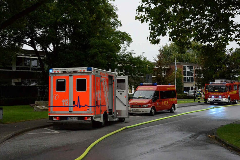 Die Feuerwehr rückte mit etwa 60 Einsatzkräften an.
