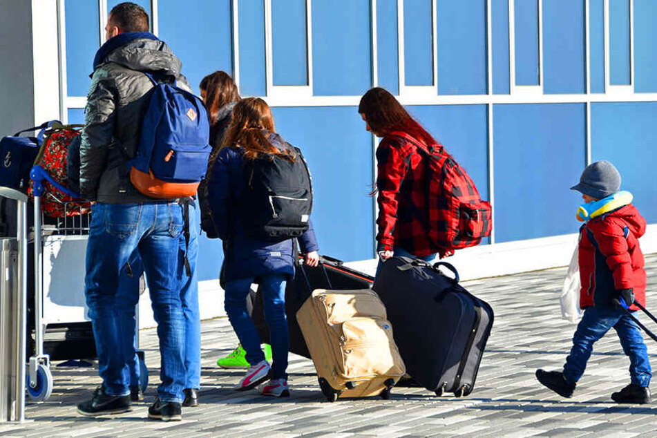 Es verlassen zwar auch immer mehr Flüchtlinge freiwillig das Land, aber gut ein Viertel der abgelehnten Asylbewerber kann nicht abgeschoben werden.