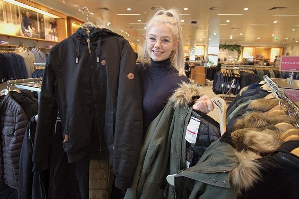 Schnell eine Winterjacke kaufen? Lea Martin (19) von "Peek & Cloppenburg" hat noch welche im Angebot.