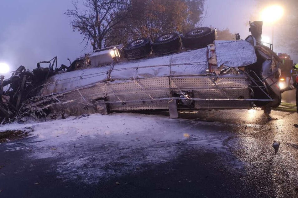 Der Milchtankfahrer kollidierte nach ersten Erkenntnissen mit einem PKW und kam dabei ins Schleudern.