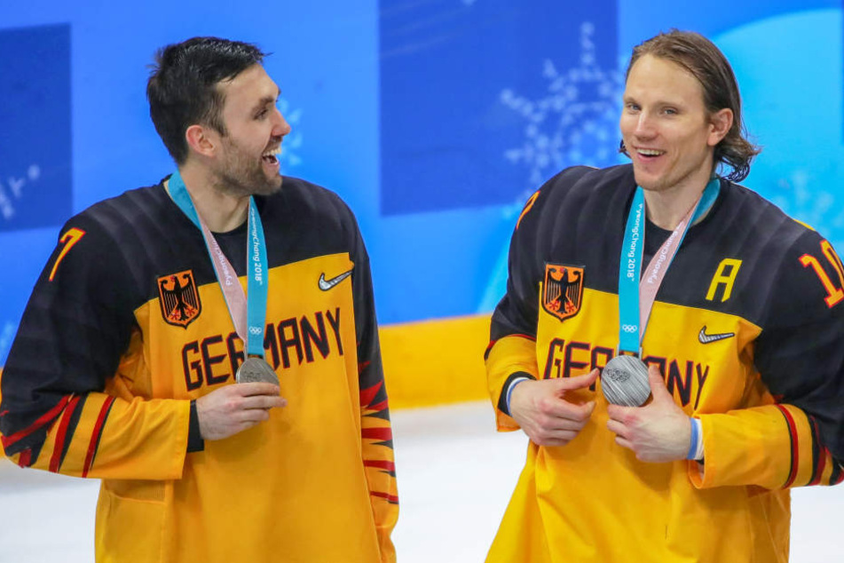 Christian Ehrhoff (r.) und Daryl Boyle feiern ihre Olympia-Silbermedaillen (Archivbild).