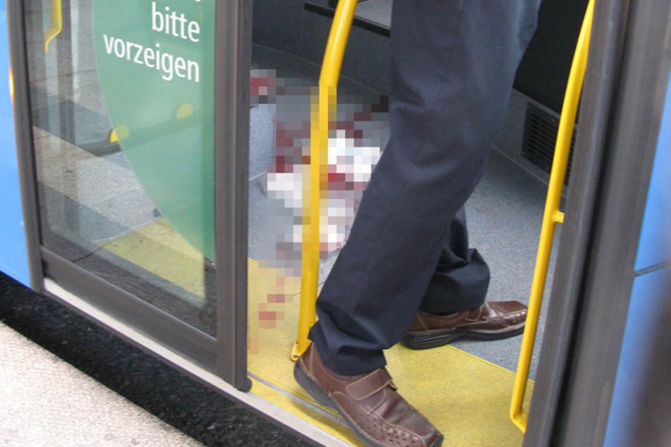 Die Frau (45) bestiegt den Bus mit einem Beil und einem fast abgetrennten Finger. (Symbolbild)