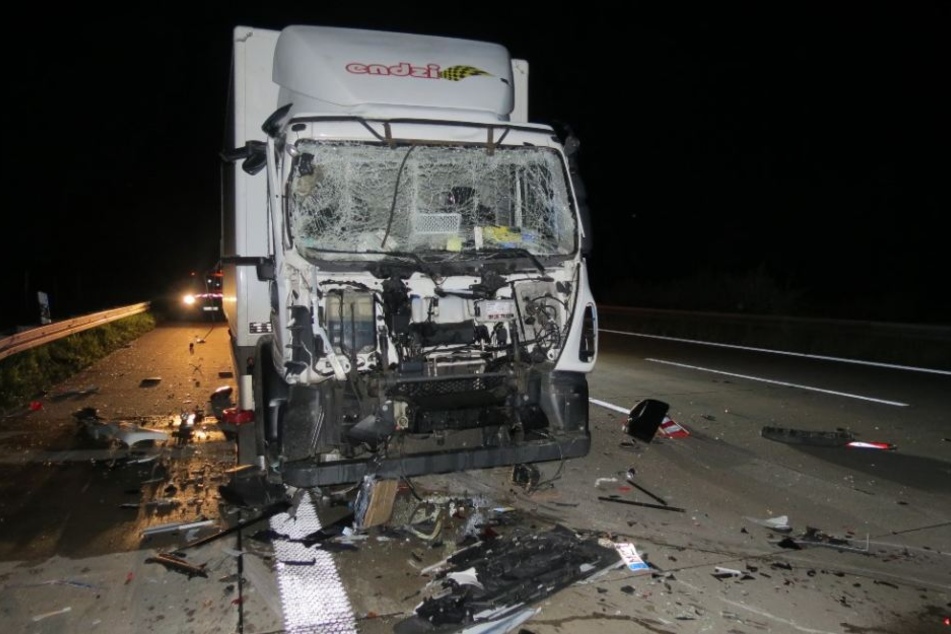 Vollkommen übermüdet krachte der Lkw-Fahrer (31) auf ein Baustellenfahrzeug. Er wurde leicht verletzt.