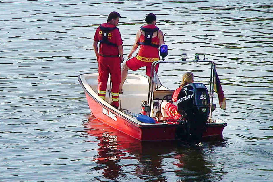 Rettungskräfte der DLRG suchen die Ruhr im Juli 2013 nach einem vermissten Achtjährigen ab.