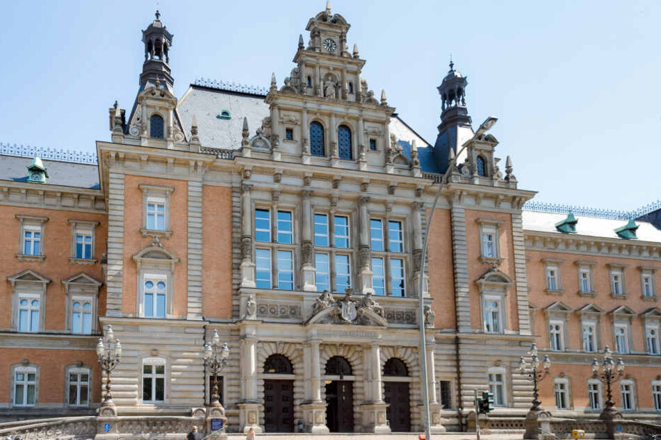Der Prozess gegen einen 42-jährigen Mann wegen versuchten Mordes nach einer heftigen Messerattacke wird am Landgericht in Hamburg verhandelt.