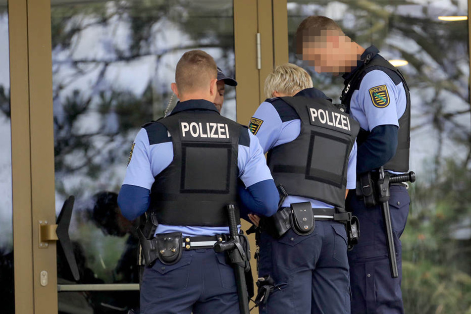 Polizisten durchsuchen das Asylantenheim in der Annaberger Straße.