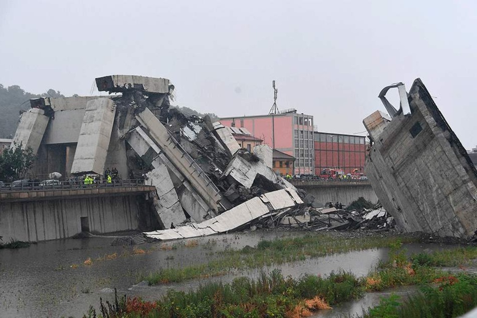 Blick auf die Trümmer der eingestürzten Morandi Autobahnbrücke.