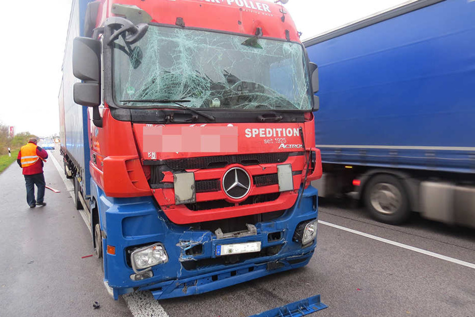 Am Mercedes entstand Schaden in Höhe von zirka 30.000 Euro, am MAN in Höhe von 10.000 Euro.