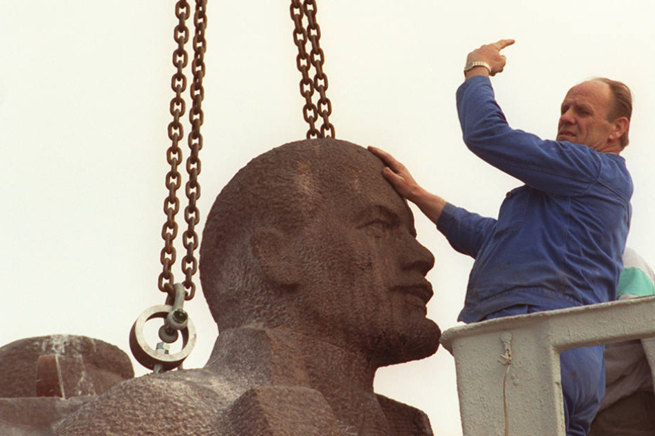 So wurde der Lenin-Kopf am Wiener Platz im Jahr 1992 abtransportiert.