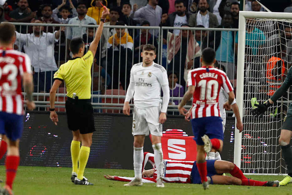 Nach einem Tackling von hinten sieht Federico Valverde (21) den roten Karton.