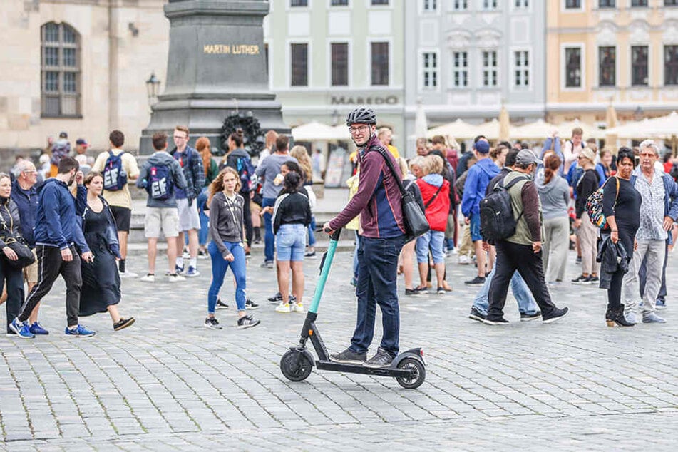 Mit dem E-Roller durch Dresden: TAG24-Reporter Hermann Tydecks (36) hat's getestet. Das Pflaster auf dem Neumarkt ist etwas holprig, aber kein Problem.