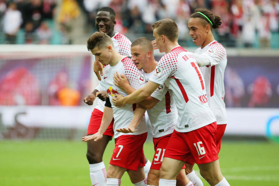 Fünffacher Jubel nach 23 Minuten: Torschütze Marcel Sabitzer (li.) freut sich mit Konaté, Demme, Klostermann und Poulsen (v.l.n.r.).