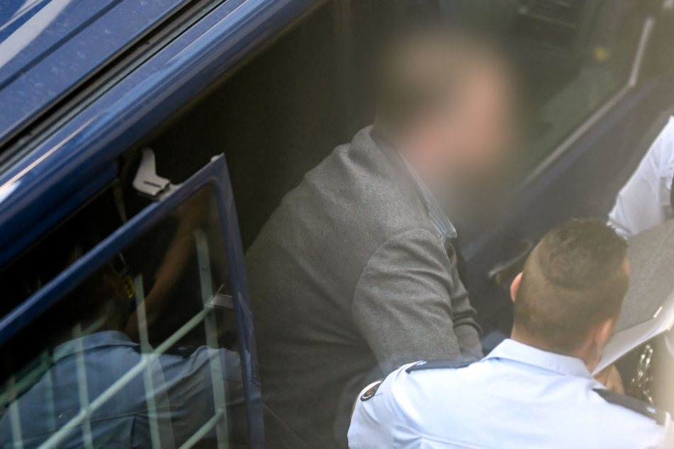 Der wegen Kindesmissbrauchs Angeklagte Knut S. steigt vor dem Landgericht aus einem Justizfahrzeug. Rund zweieinhalb Wochen nach dem ersten Urteil im Fall eines jahrelang sexuell missbrauchten Nach dessen Verhandlung sagt heute ein psychiatrischer Gutacht