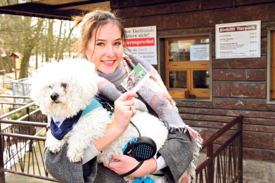 Er muss jetzt Eintritt zahlen: Hund Teddy braucht seit kurzem ein eigenes Ticket im Tierpark Hirschfeld.