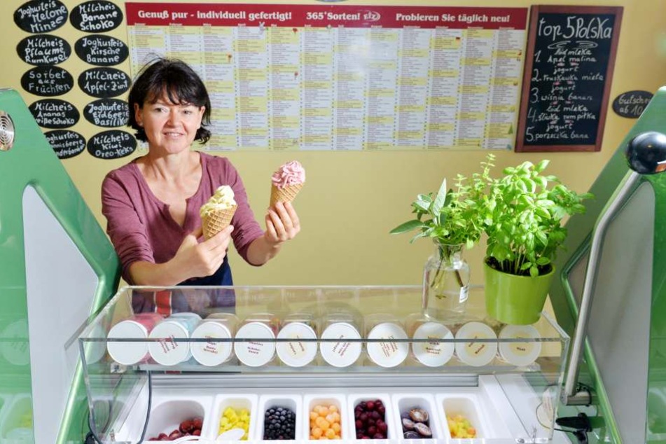 Eierschecke-Eis gibt es nur in Stolpen, charmant serviert von Evelyn Decker.