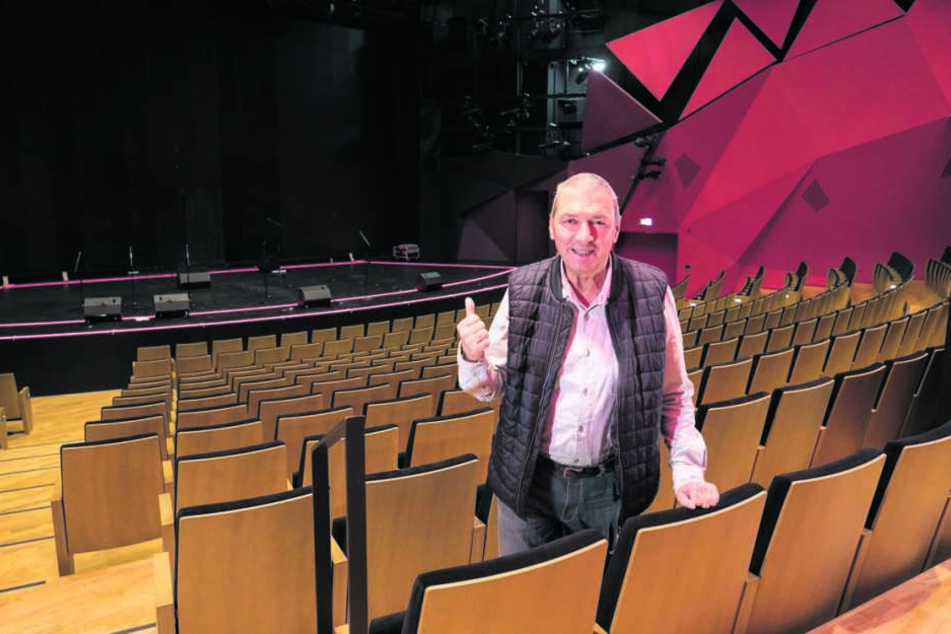 Operetten-Intendant Wolfgang Schaller (65) zeigte Anfang November den beschädigten Bühnenraum im Saal des Theaters.