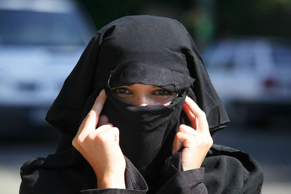 Die Zehnklässlerin kommt seit drei Jahren mit einem Niqab zur Schule (Symbolbild).