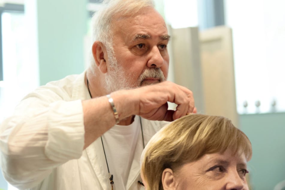 Promi-Friseur Udo Walz (73) kümmert sich liebevoll um die Haare von Kanzlerin Angela Merkel (64, CDU). (Bildmontage)