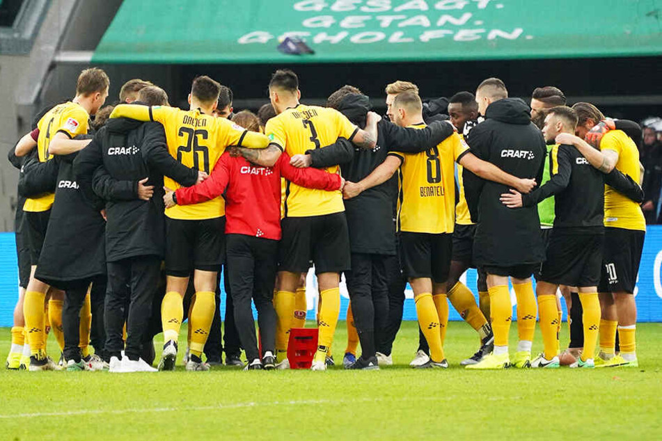 Noch auf dem Rasen bildeten die Dynamos einen Kreis - geteiltes Leid ist bekanntlich halbes Leid.