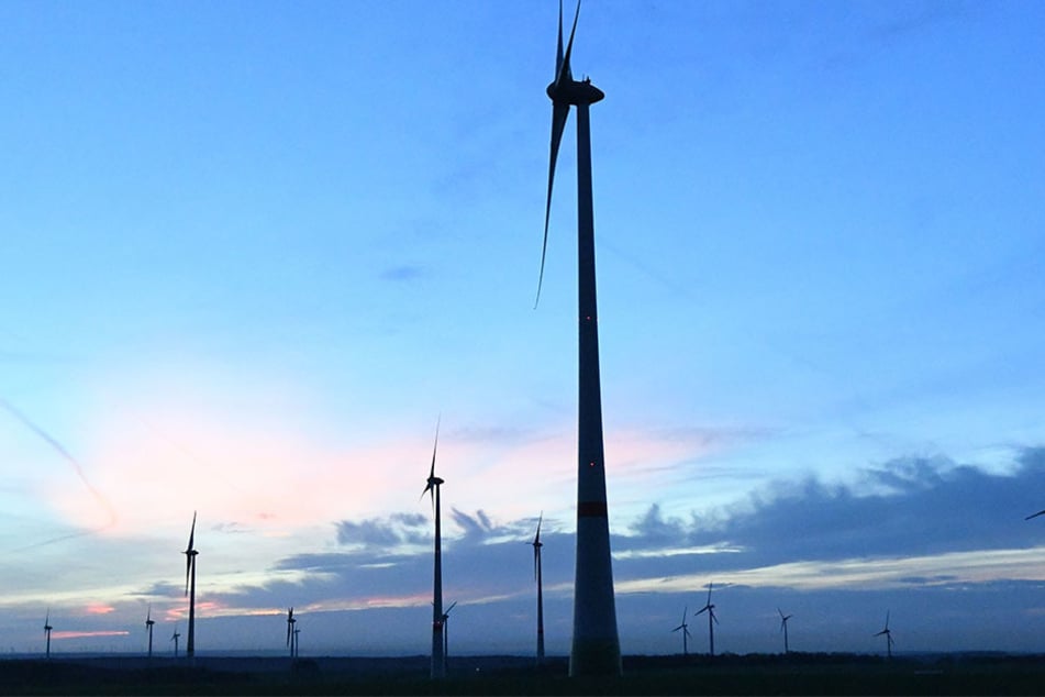 Diese Windkraftanlagen stehen in Paderborn. Ein Lippstädter soll ähnliches in baden geplant haben. (Symbolbild)