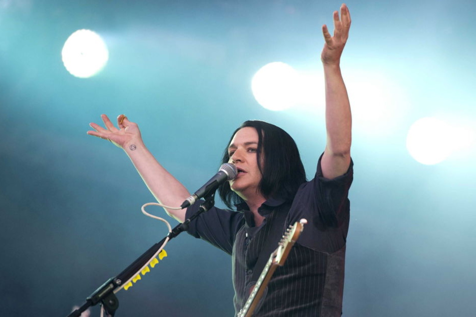 Frontmann Brian Molko und seine Placebo-Bandmitglieder mussten ihren Auftritt beim Highfield-Festival am Sonntag kurzfristig absagen.