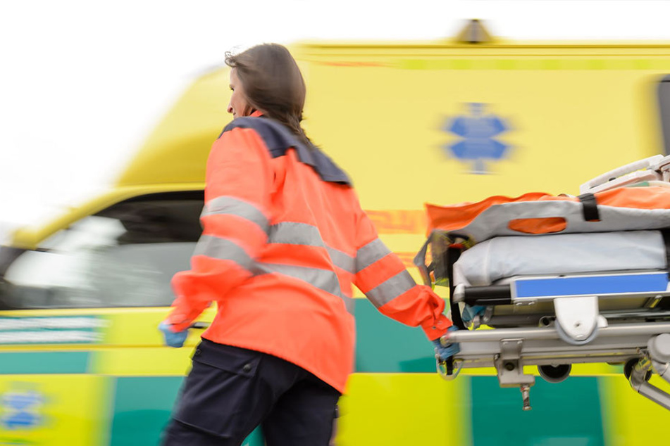 Rettungskräfte mussten die Schwerverletzen in umliegende Krankenhäuser bringen (Symbolfoto).
