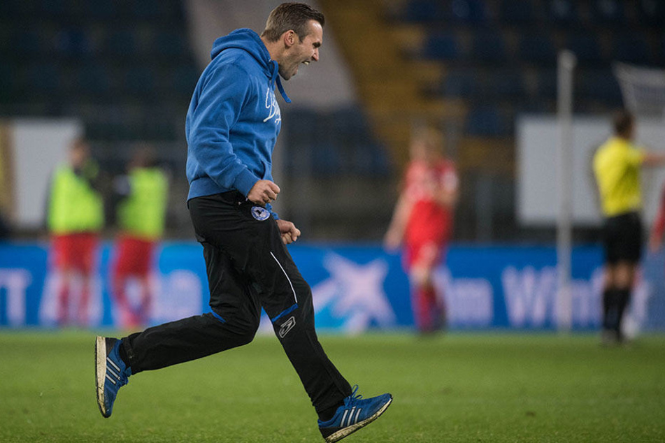 Nicht nur die Spieler, auch Interimstrainer Carsten Rump freute sich über den späten Führungstreffer.