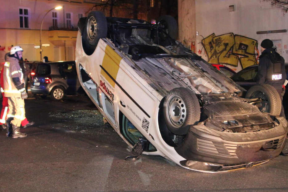 Der Caddy geriet ins Schleudern und landete am Ende auf dem Dach.