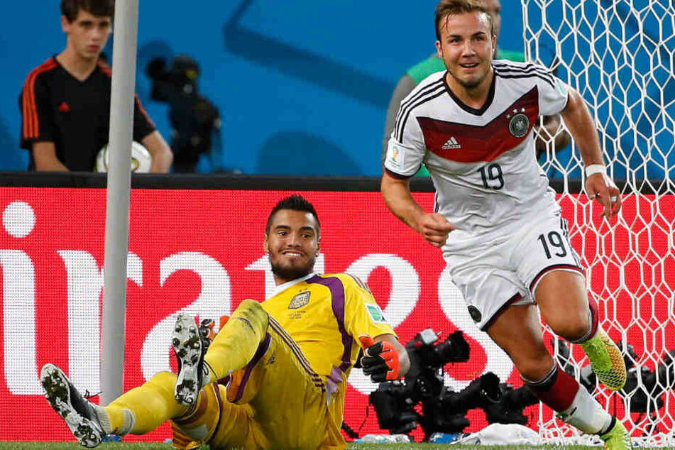 Normalerweise steht Sergio Romero im Tor. Ob ihm der Gegentreffer im WM-Finale 2014 gegen Deutschland genauso hart getroffen hat wie sein Crash mit dem Lambo?