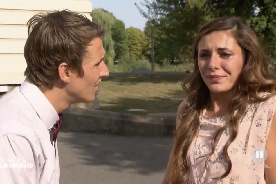 Janette (r.) ließ ihren Verlobten Rico vor dem Altar stehen. Sie gab zu, ihn nicht genug zu lieben und gestand danach seinem Bruder Dennis ihre Liebe. Von wem der beiden ihr ungeborenes Kind ist, steht ebenfalls nicht fest.