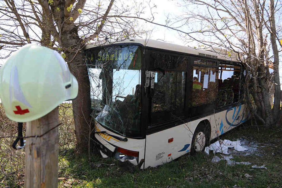 Zwei der Opfer sind nach ersten Erkenntnissen der Polizei bei dem Zusammenstoß zwischen dem Bus und einem Auto schwer verletzt worden.