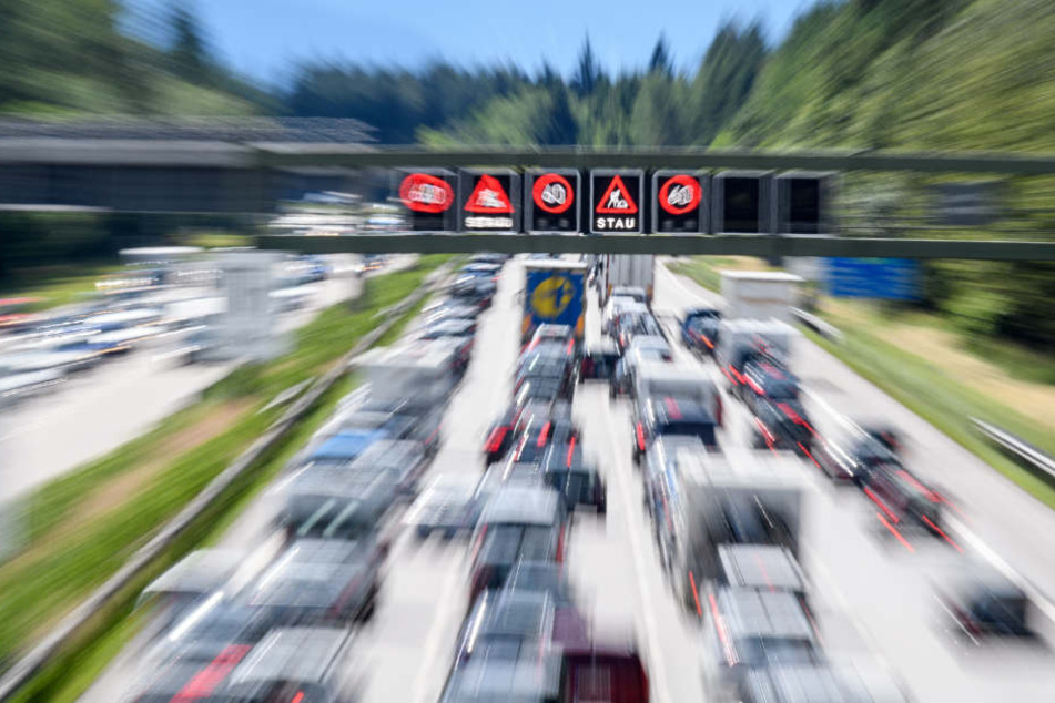 Drei Autos gerieten an einem Stauende in einen Unfall. Ein Fahrer überlebte nicht.