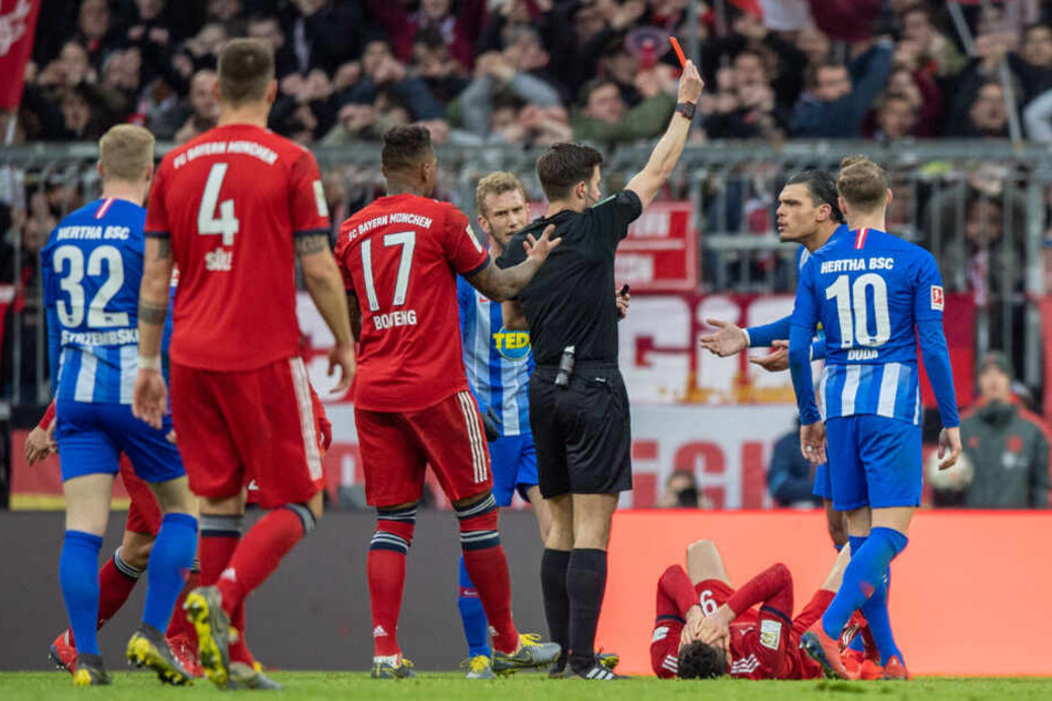 Karim Rekik sieht nach dem Rempler an Robert Lewandowski die Rote Karte.