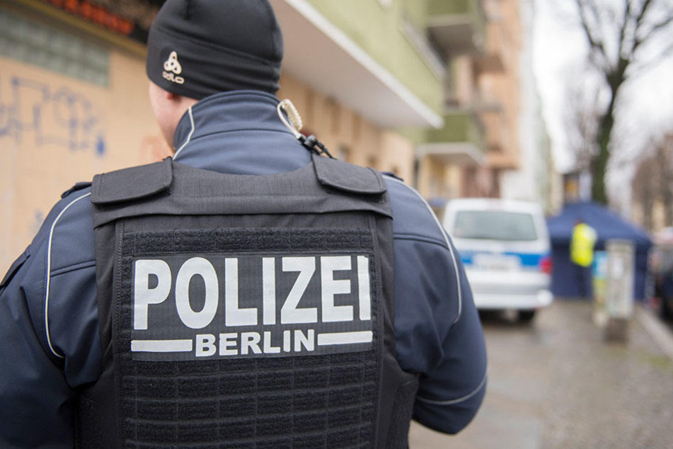 Mit einer Täterbeschreibung sucht die Polizei nach dem Unbekannten. (Symbolbild)