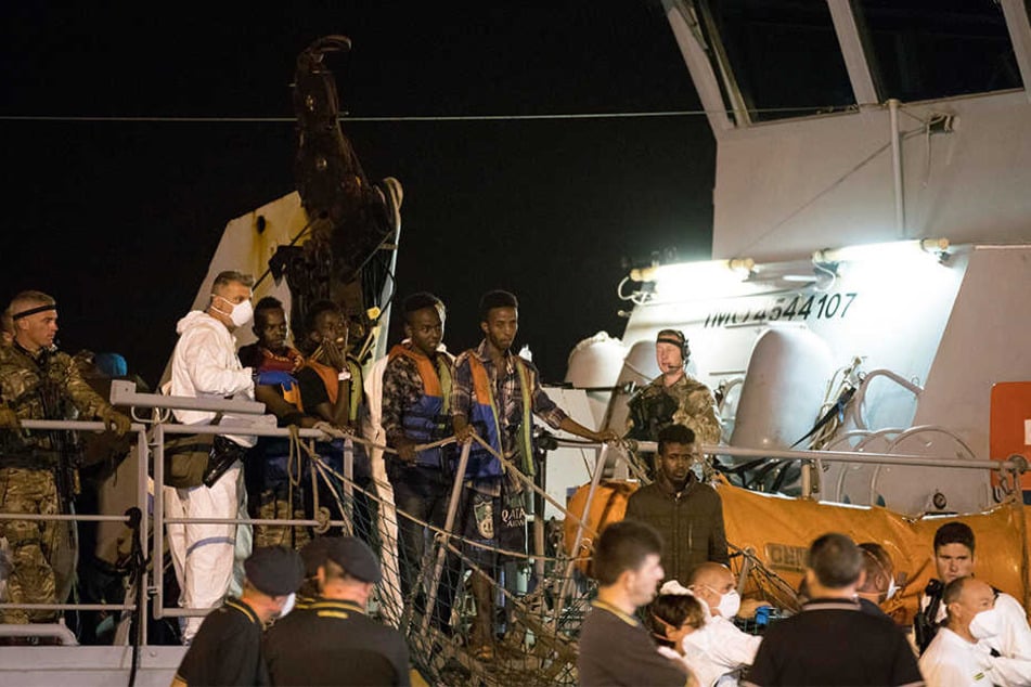 Migranten gehen im Juli 2018 von Bord des Frontex-Schiffes "Protector".
